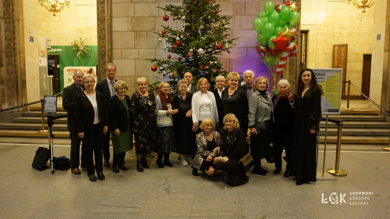 Wyjazd seniorów z Łukowskiego Uniwersytetu Trzeciego Wieku do Teatru 6. piętro w Warszawie