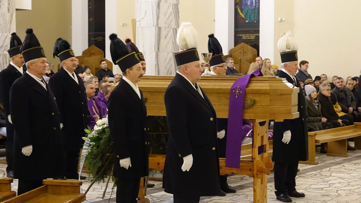Łęczna: Wierni i kapłani tłumnie pożegnali księdza Marcina (ZDJĘCIA) - Zdjęcie główne