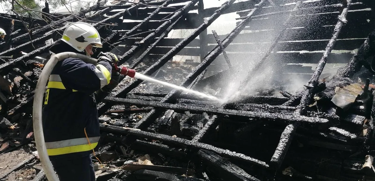 Powiat parczewski: Pożar stodoły i szopy. Cztery zastępy strażaków gasiły ogień