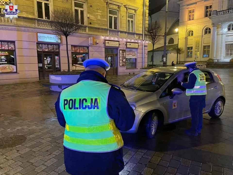 Lublin: Kierowca nielegalnie przebywający w Polsce, drugi bez prawa jazdy. Policja skontrolowała przewozy osób "na Aplikację"