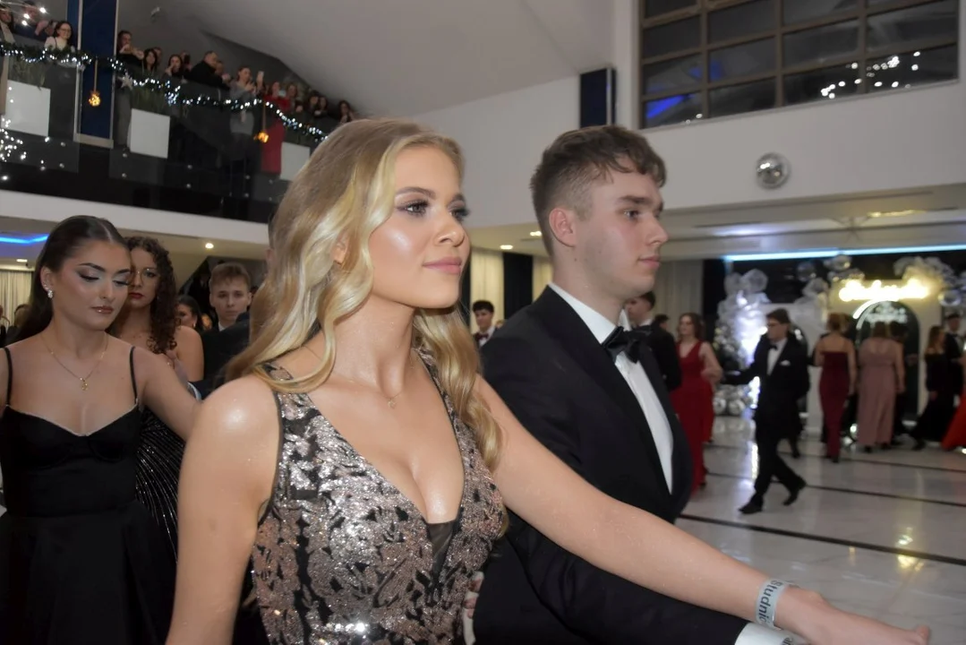 Uczniowie „Kościuszki” balowali całą noc! Zaczęli od poloneza! (zdjęcia) - Zdjęcie główne