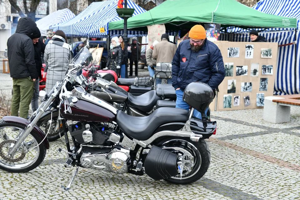 Motocykle i broń palna na Placu Wolności i Solidarności w Łukowie.(zdjęcia)15 motocykli,3 samochody i broń. - Zdjęcie główne