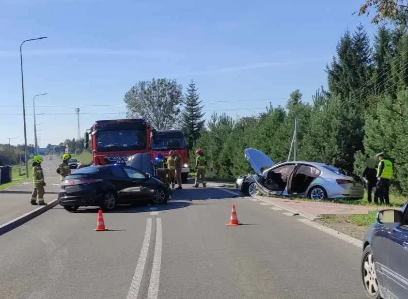 Najpierw samochód potrącił pieszą, potem zderzyły się dwa auta. Trzy osoby w szpitalach - Zdjęcie główne