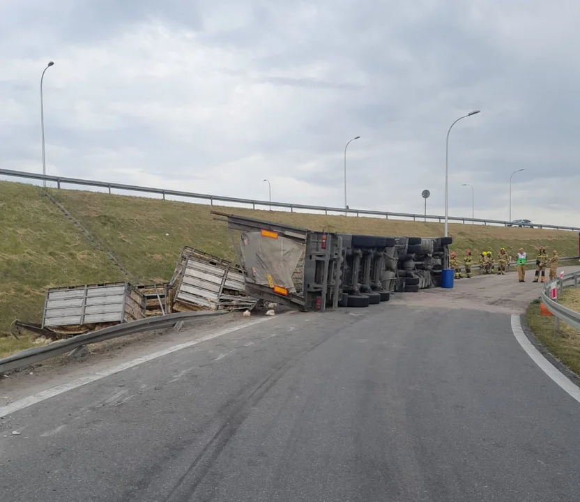 Wypadek pod Lublinem. Kierowca zakleszczony w ciężarówce