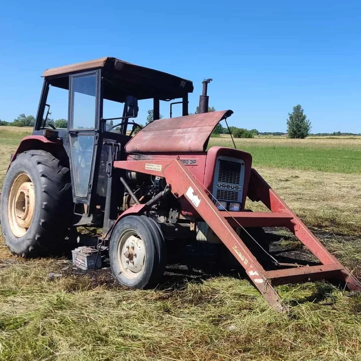 Rębków: Podczas prac polowych na jednej z łąk zapalił się ciągnik