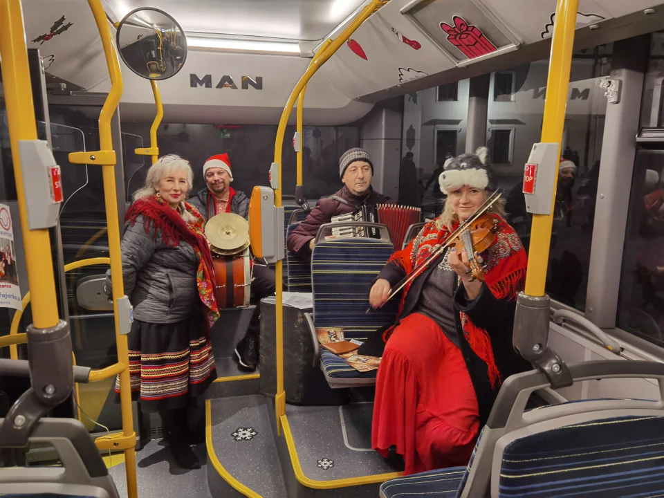 Wyjątkowy autobus dziś na zamojskich ulicach - Zdjęcie główne