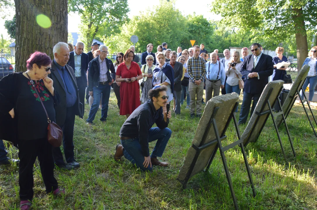 Radzyńskie Towarzystwo Regionalne zorganizowało uroczystość upamiętnienia byłych mieszkańców Radzynia Podlaskiego - ofiar Holocaustu - z okazji 80 rocznicy powstania w getcie warszawskim. - Zdjęcie główne