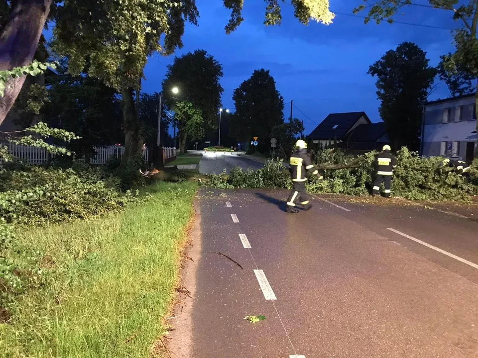 Usuwali skutki nawałnicy przez całą dobę. - Zdjęcie główne