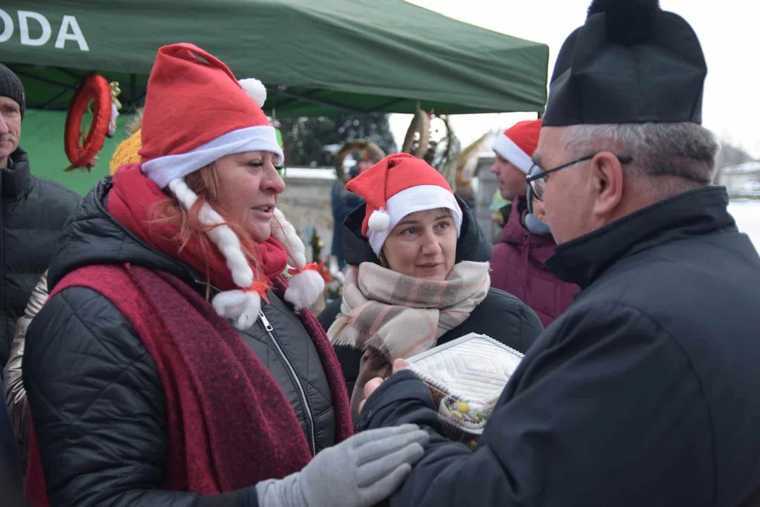 Koło Gospodyń Wiejskich w Zimnej Wodzie zaprosiło na kiermasz świąteczny na pomoc Marcie Ochnik