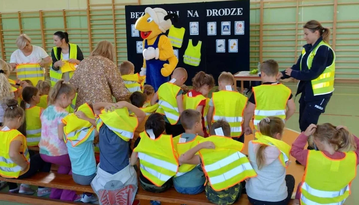 "Bezpieczna droga do szkoły". Policjanci z Łukowa uczą dzieci zasad bezpieczeństwa