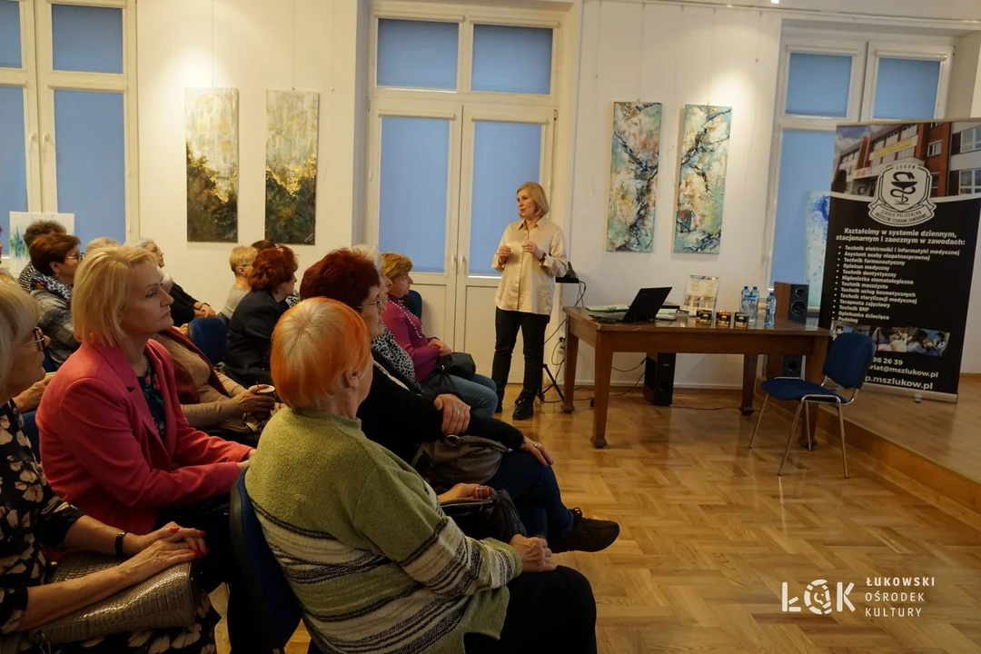 Spotkanie dla ŁUTW pt. „Leki a żywność”. Czym popijać leki, aby nie zniwelować ich działania?