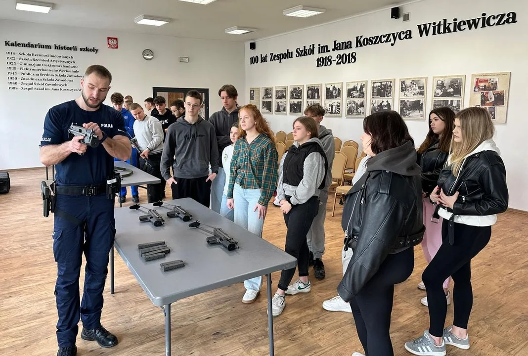 Kazimierz Dolny: Spotkanie z policjantami wzbudziło ogromne zainteresowanie uczniów "Koszczyca" (ZDJĘCIA) - Zdjęcie główne