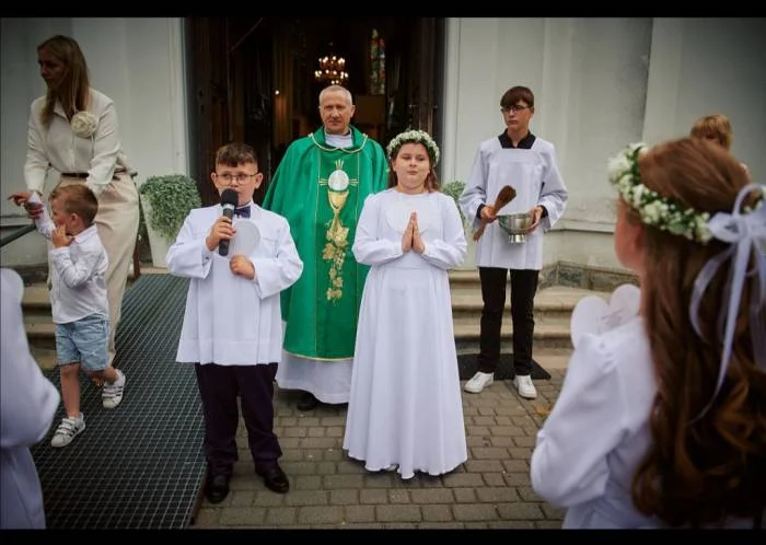 I Komunia Święta w parafii z powiatu parczewskiego (ZDJĘCIA) - Zdjęcie główne