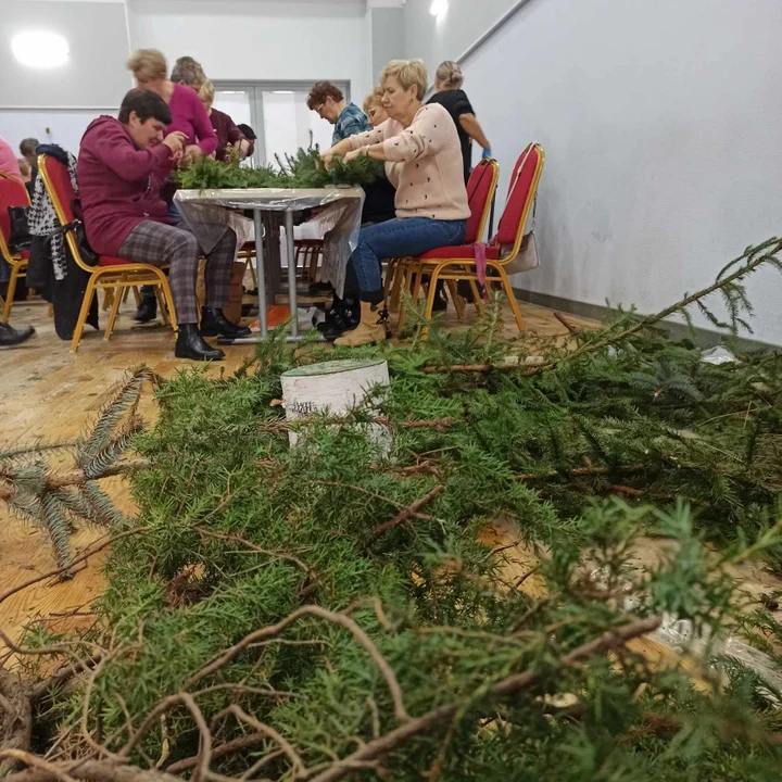 Seniorzy z gminy Trzebieszów zrobili świąteczne stroiki