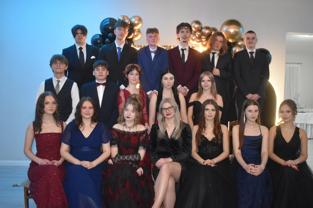 Maturzyści z "Europejczyka" rozpoczęli tegoroczny sezon studniówkowy (zdjęcia) - Zdjęcie główne