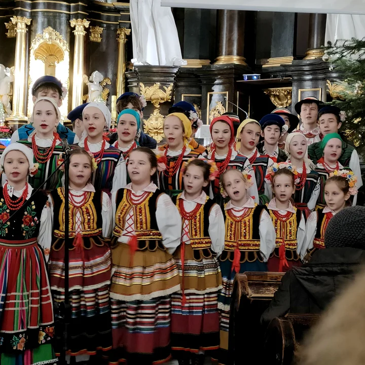 ŁUKÓW „Łukowiacy” kolędowali w parafiach. Wspaniałe koncerty i oprawa mszy św.