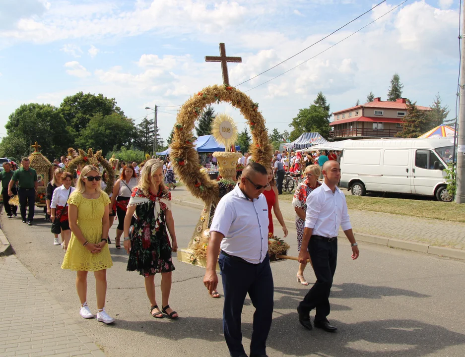 Korowód dożynkowy w Ostrówku