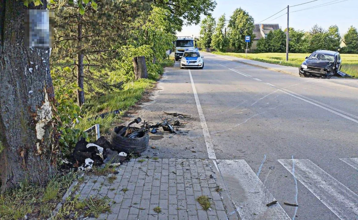 Powiat radzyński: Samochód roztrzaskał się na drzewie. Dwie osoby w szpitalu