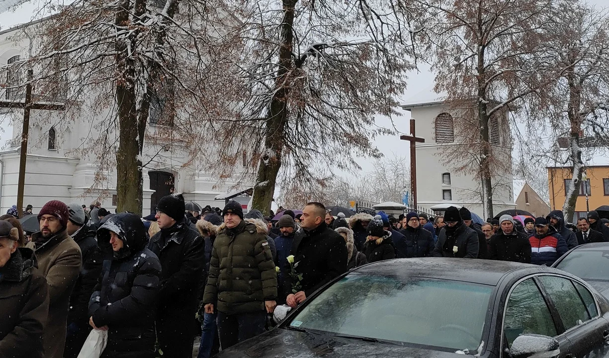 Tłumy pożegnały zamordowaną komornik z Łukowa.  Dziś w Adamowie odbył  się pogrzeb śp. Ewy Kochańskiej