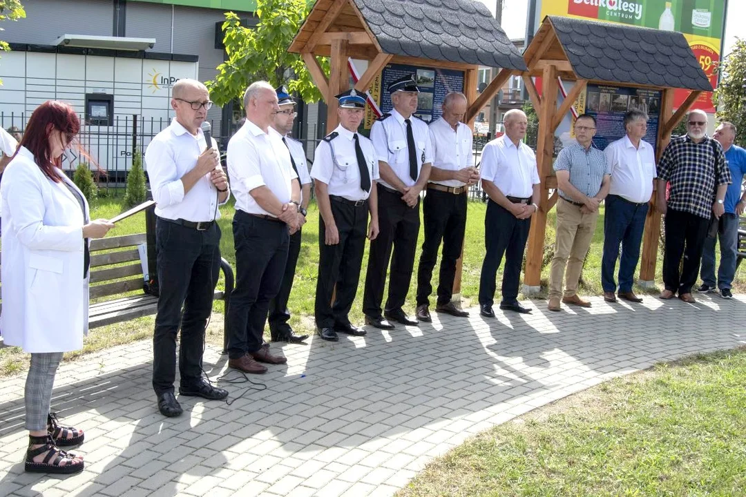 Pamiątkowe tablice ,,Wielcy Polacy z naszej ziemi” na rondzie w Łazach