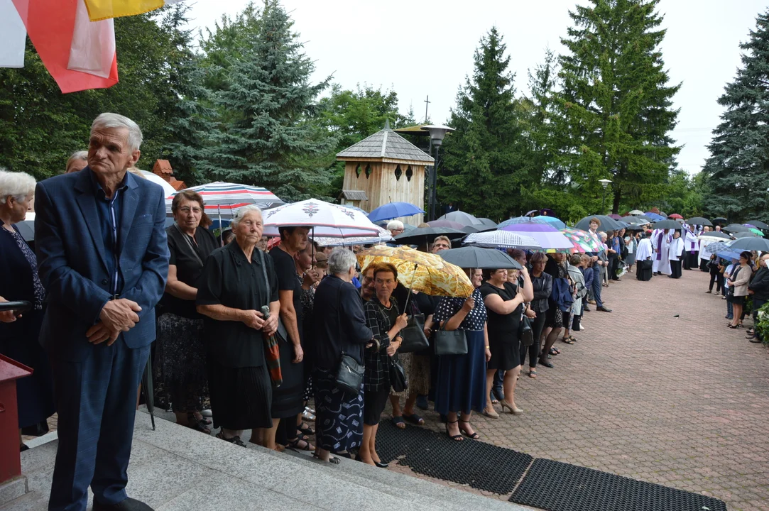 Uroczystość pogrzebowa proboszcza parafii w Ratoszynie ks. Józefa Rychtera