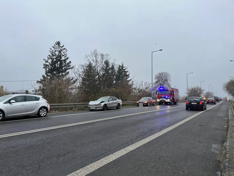 Zderzenie czterech samochodów przy wjeździe do Puław. Do szpitala trafiły dwie osoby - Zdjęcie główne