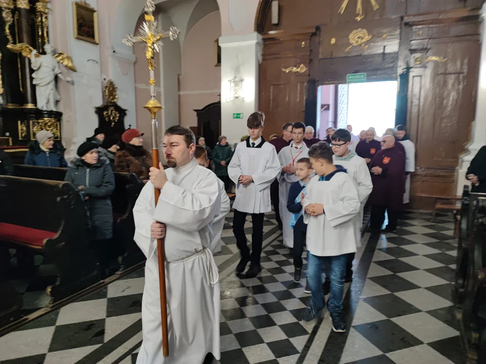 Biskup Grzegorz Suchodolski odwiedził Parafię Podwyższenia Krzyża Św. Ingres Biskupa z plebanii do kościoła i msza święta