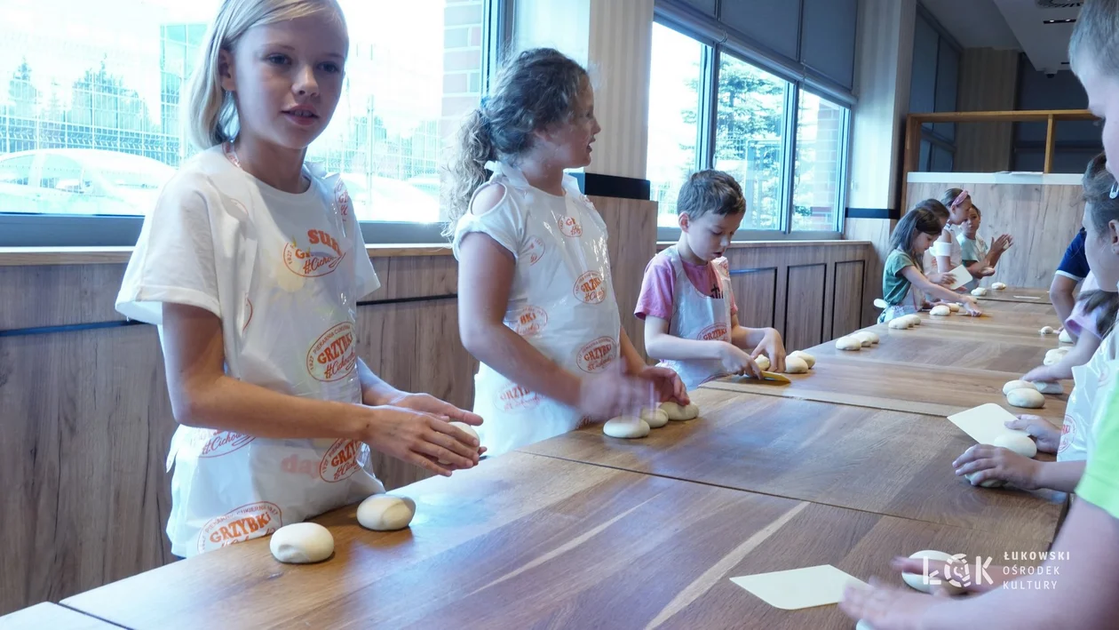 Wakacje z ŁOK. Dzieci piekły własne bułki, chałki oraz pizzę