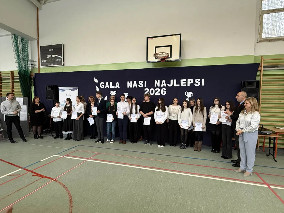 Puławy: Prymusi z "Szóstki" odebrali nagrody (zdjęcia) - Zdjęcie główne