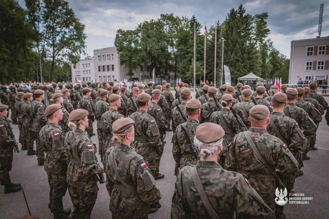 Lublin: Nowi terytorialsi złożyli uroczystą przysięgę wojskowa. Wśród nich matka i syn