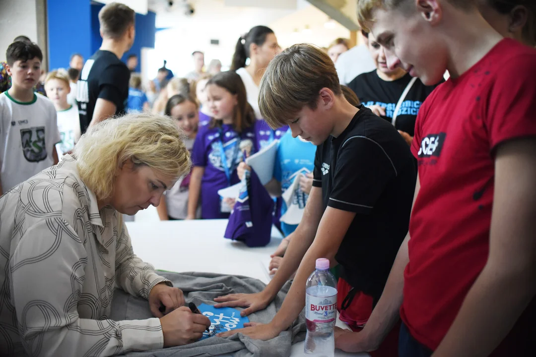 Otylia Jędrzejczak rozdawała autografy. Przywiozła też złoty medal mistrzostw olimpijskich [ZDJĘCIA] - Zdjęcie główne