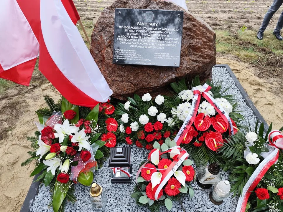 Obóz partyzancki schowany w głęboko w lesie - była inscenizacja walk i grochówka. Odsłonięto pomnik AK w okolicy Wisznic [zdjęcia] - Zdjęcie główne