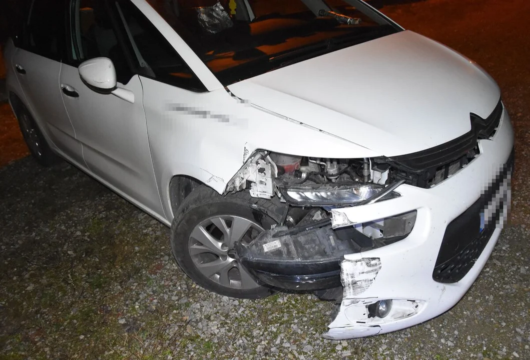 Pow. radzyński: Pijana wjechała w ogrodzenie, porzuciła auto i wróciła do domu. Zbudziła ją policja