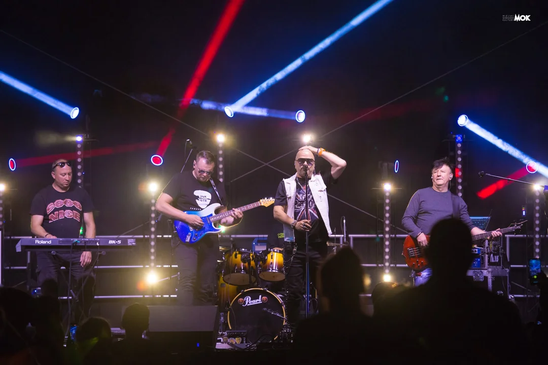 Noc Disco w Józefowie: Muzyczne szaleństwo i tłumy na placu targowym - Zdjęcie główne