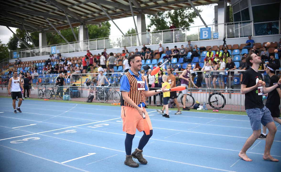 Europejska Konwencja Żonglerska. Mistrzostwa w jogglingu na stadionie lekkoatletycznym [ZDJĘCIA] - Zdjęcie główne