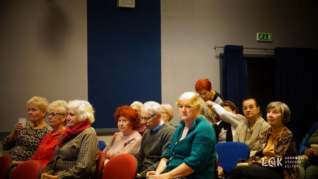 Starsi studenci szkolili się z ekonomii. Wykład  dla ŁUTW - Zdjęcie główne