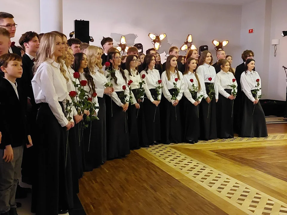 Polonez, emocje i dobra zabawa – maturzyści z "Katolika" zaczęli odliczanie do matury! - Zdjęcie główne