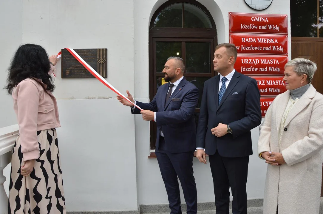 Odsłonięcie tablicy pamiątkowej poświęconej Żydom z Józefowa nad Wisłą zamordowanym podczas akcji "Reinhard"