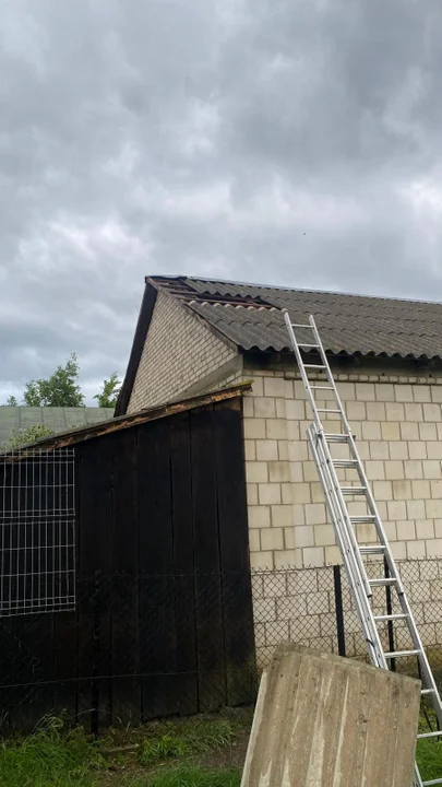 Mizary gdzie z trzech budynków gospodarczych wiatr zerwał dachy, jeden z budynków uległ częściowemu zawaleniu.