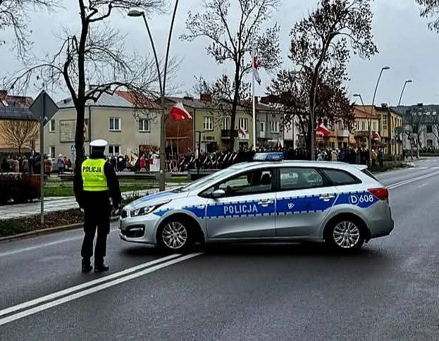 Świętowali z dumą, czuwali z troską - policjanci z powiatu opolskiego w obchodach Narodowego Święta Niepodległości - Zdjęcie główne