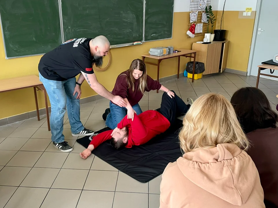 Szkolenie w SP 4 w Lubartowie. „Ratujemy i Uczymy Ratować” (zdjęcia) - Zdjęcie główne