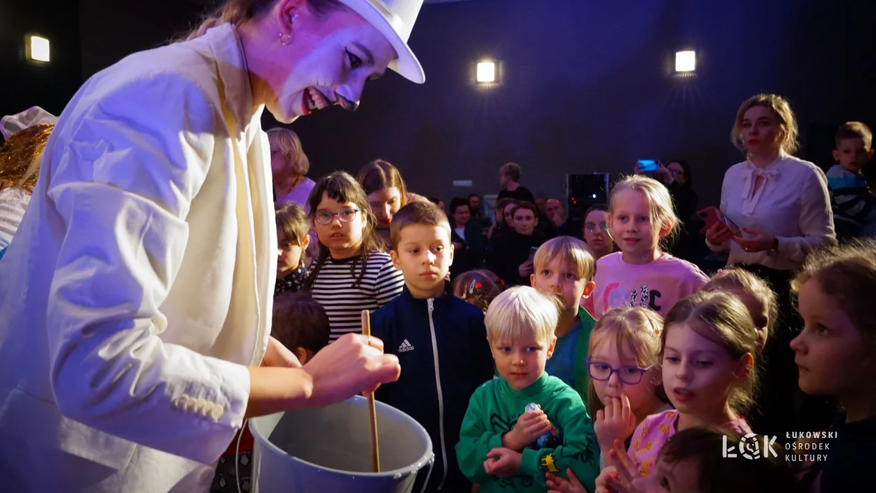 Niedziela z Teatrem w ŁOK: „Alicja w Krainie Baniek Mydlanych”