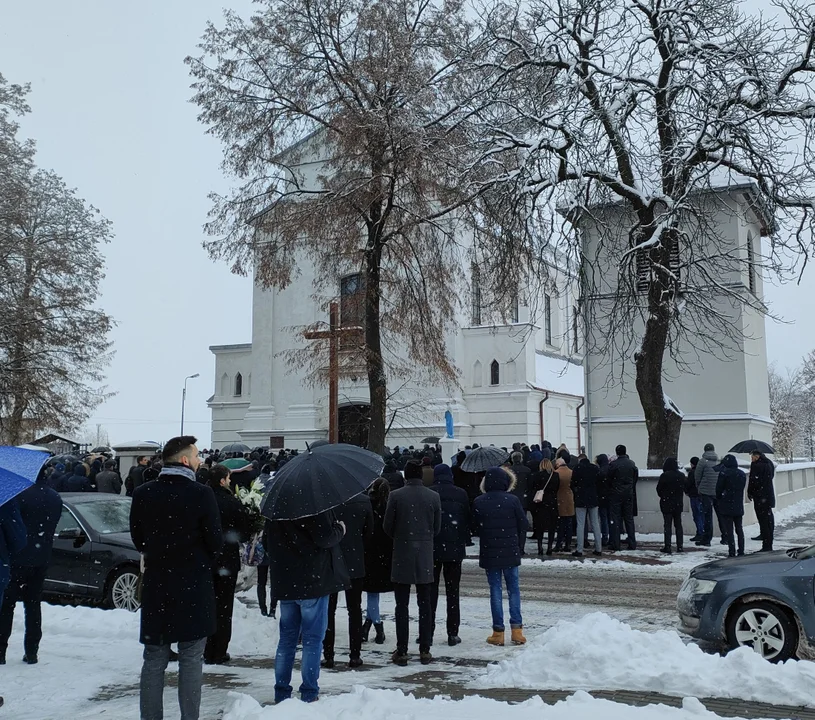 Tłumy pożegnały zamordowaną komornik z Łukowa.  Dziś w Adamowie odbył  się pogrzeb śp. Ewy Kochańskiej