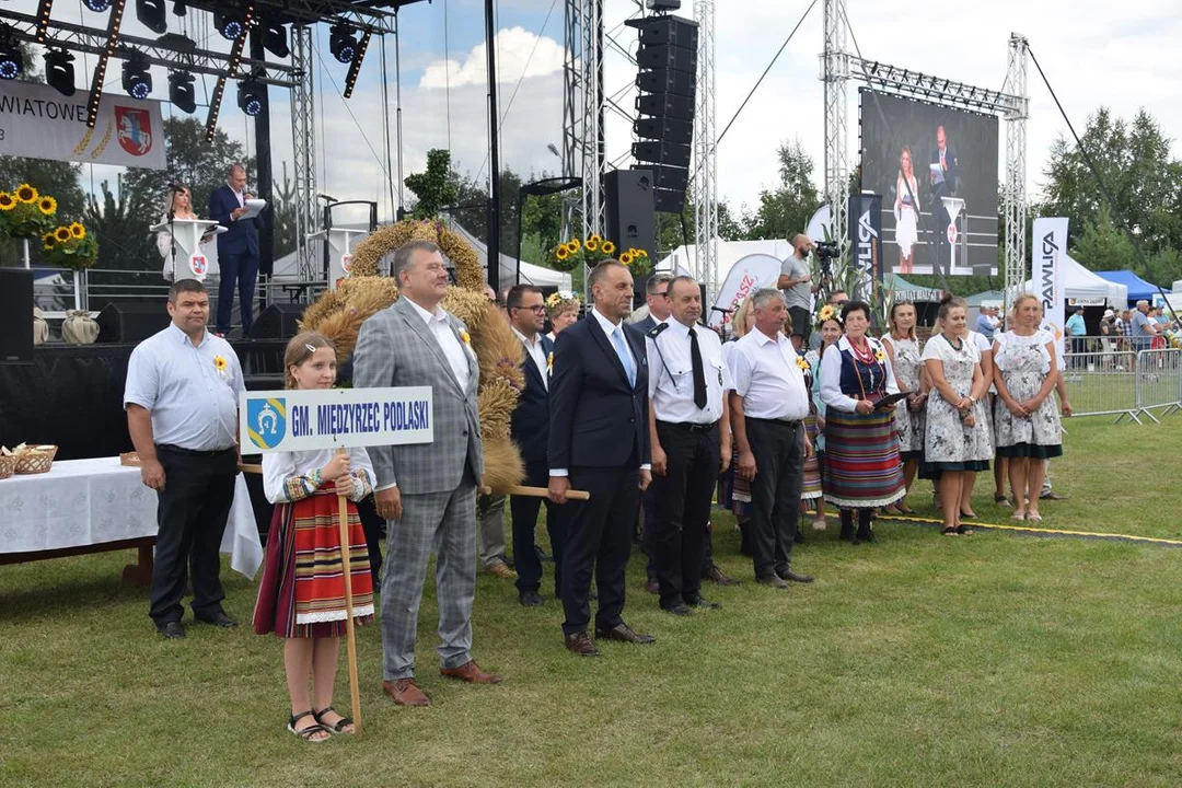 Dożynki Powiatowe w Drelowie 2023. Korowód i prezentacja wieńców