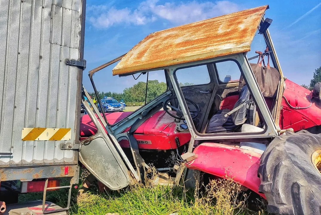 Zderzenie ciężarówki i traktora na trasie Łuków-Radzyń. Było groźnie - Zdjęcie główne