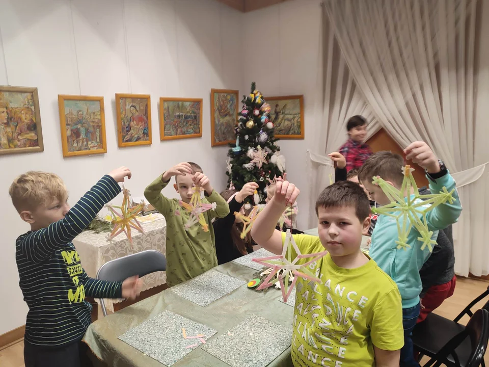 ŁUKÓW Warsztaty Bożonarodzeniowe w Muzeum Regionalnym.(ZDJĘCIA) Robią ozdoby z kolorowego opłatka