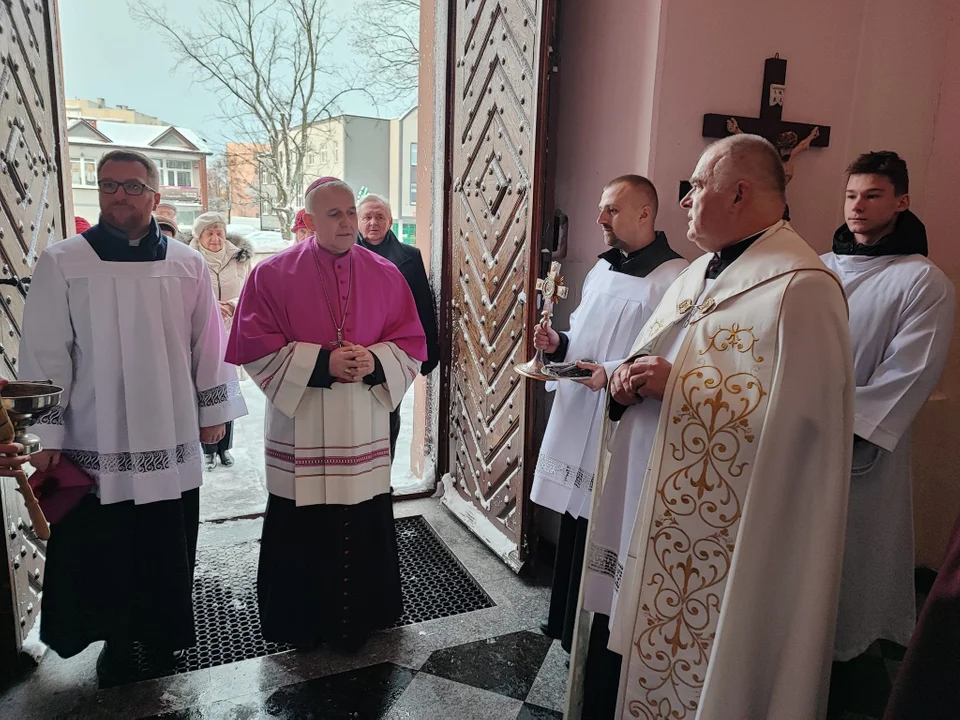 Biskup Grzegorz Suchodolski odwiedził Parafię Podwyższenia Krzyża Św. Ingres Biskupa z plebanii do kościoła i msza święta