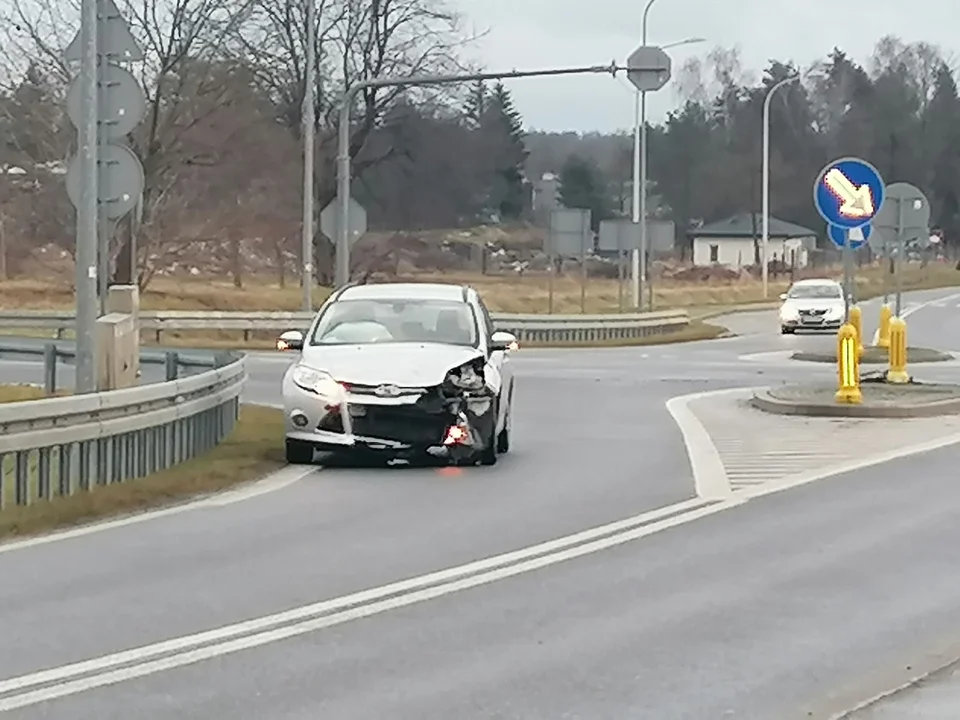 Zderzenie dwóch samochodów na obwodnicy Chodla