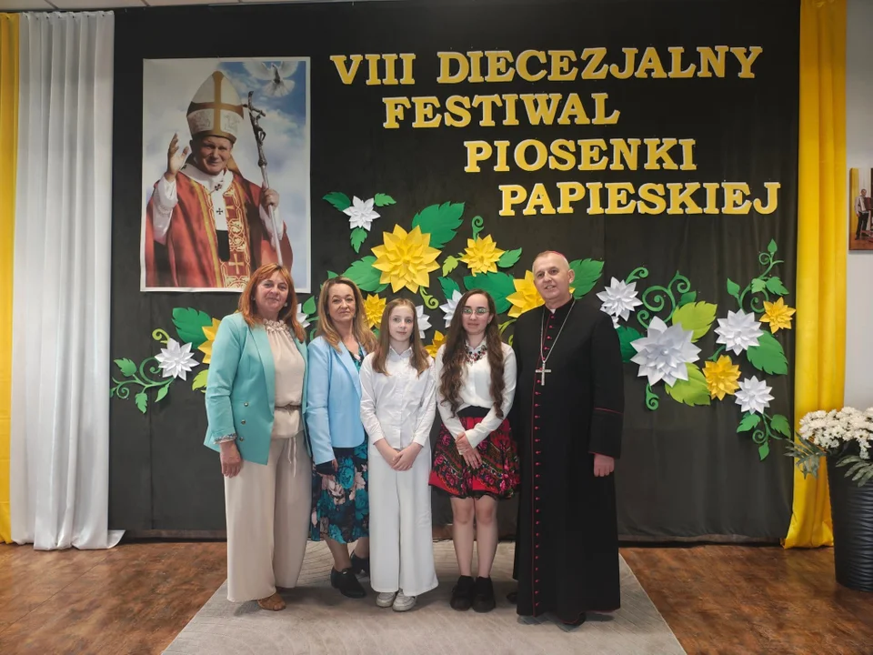 Śpiewem oddali hołd Papieżowi Polakowi. Kibicował im biskup Grzegorz Suchodolski - Zdjęcie główne
