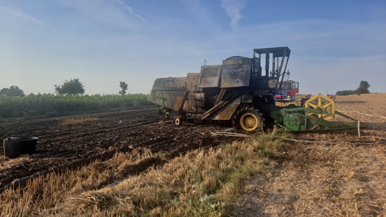 Pożar kombajnu w trakcie prac w gminie Serokomla